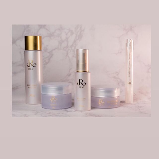 REVIから、新商品が✨5月末発売❤️  REVI2.0 ルヴィソーム 5点セット  「エクソソーム」とは
細胞間の情報を伝達する物質です
損傷した細胞に集結→繊維芽細胞を修復→機能を活性化させコラーゲン等を生成
自身の細胞が、再生・修復をし、本来の若々しい姿へと蘇らせます  【最高峰のREVIエクソソームを配合】
✔匕卜歯髓幹細胞培養上清液
✔胎盤幹細胞培養上清液
✔ドラゴンフルーツエクソソーム(1ml中300億個の高含有)
✔純金(k24)ナノゴールド(困難とされていた99.99%純金を5nmにまで小さくしました)